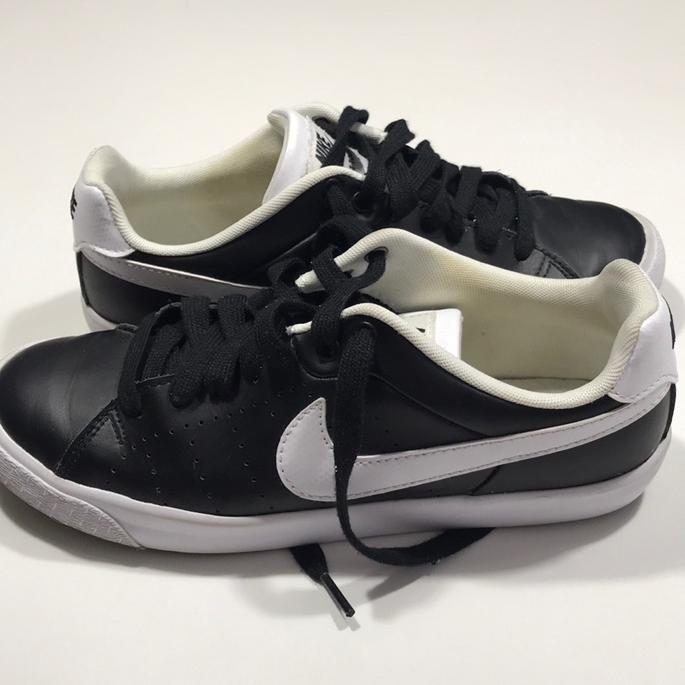 NIKE COURT TOUR SHOE